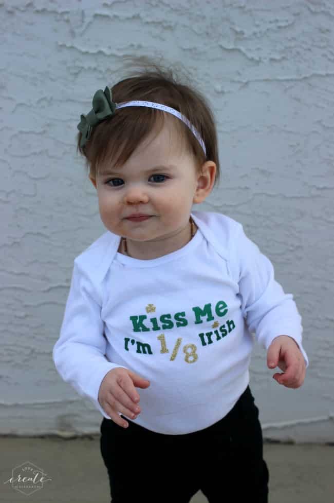 I love this festive St. Patrick's Day Onesie! Definitely want to make one with my Cricut Explore! 