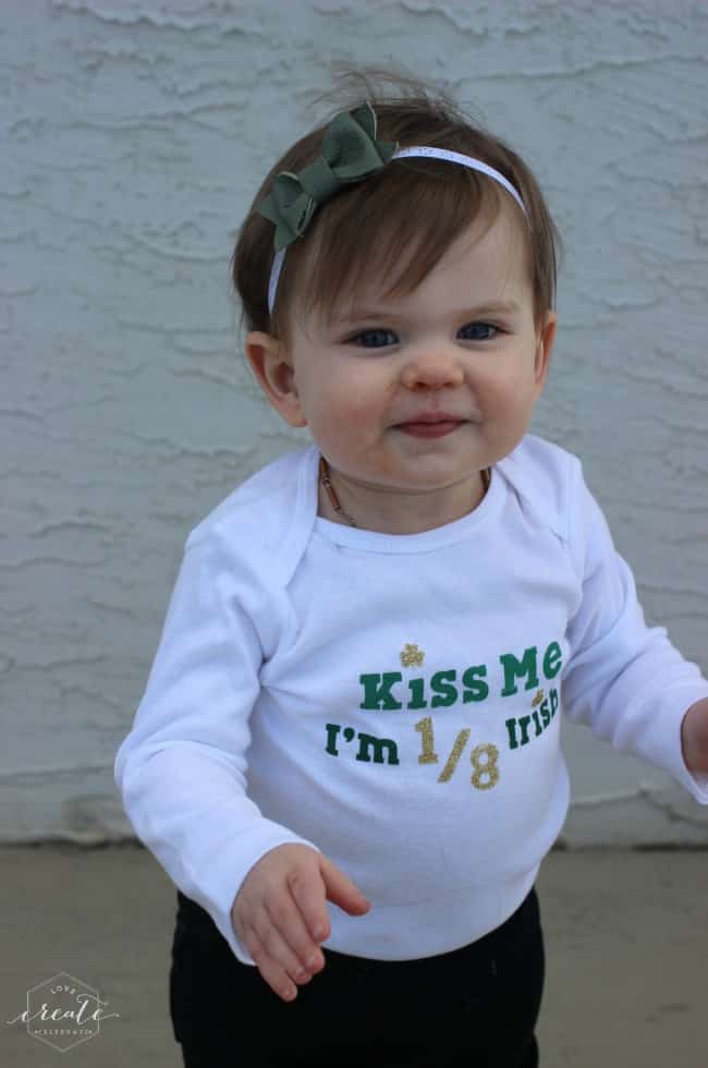 I love this festive St. Patrick's Day Onesie! Definitely want to make one with my Cricut Explore! 
