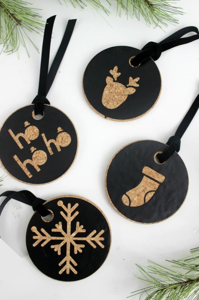 Love these simple DIY Christmas ornaments that you can make in just a few minutes! Beautiful modern design that you can do in any colour! Love the cork coaster background :) 