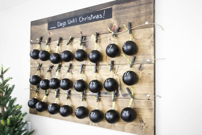 A beautiful rustic advent calendar to celebrate the holiday season. Love this Christmas decoration idea, especially the chalkboard ornaments! 