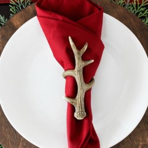 Simple Christmas decorations that you can add to your kitchen to give it a perfectly cozy and festive feel. Plus a simple and beautiful rustic place setting!