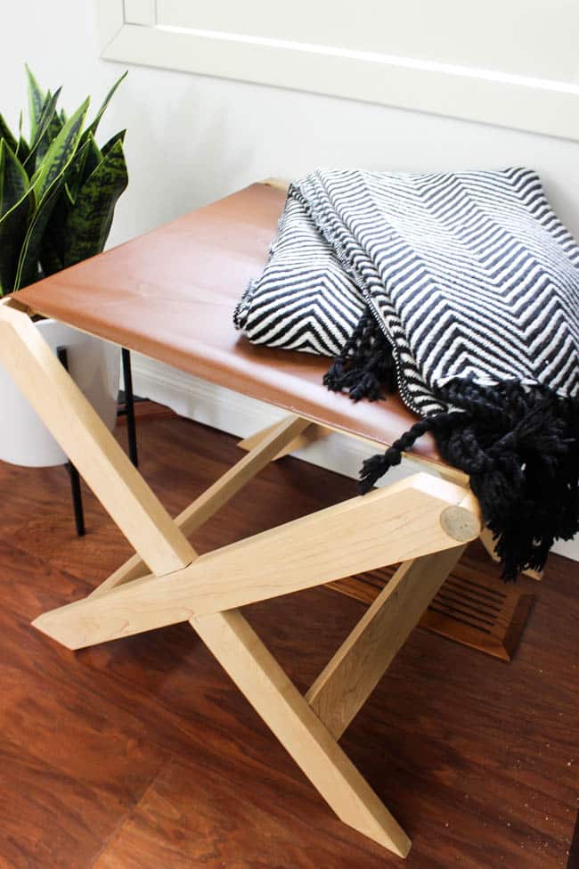 Beautiful design on this modern leather bench. Perfect as a bedroom bench or an entryway bench. The natural wood and brown leather make a beautiful combination! Make your own with these FREE build plans!