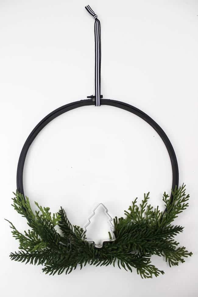DIY minimalist Christmas wreath.