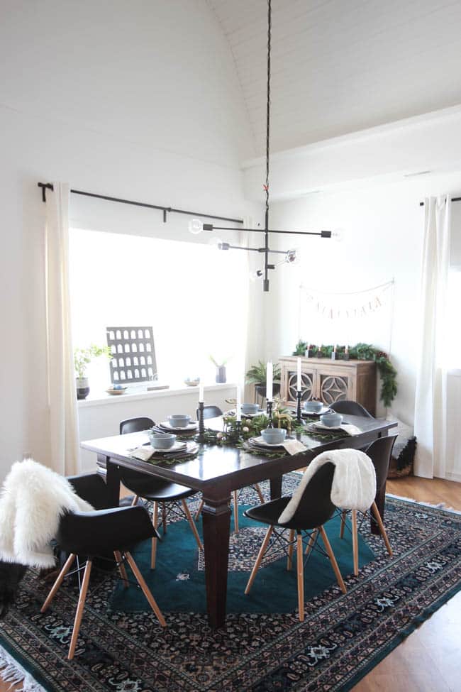 A beautiful modern Christmas Dining Room! The beautiful centerpiece, modern table settings, and decorations are perfect! Love the blue, green and gold colour scheme in this contemporary dining room!