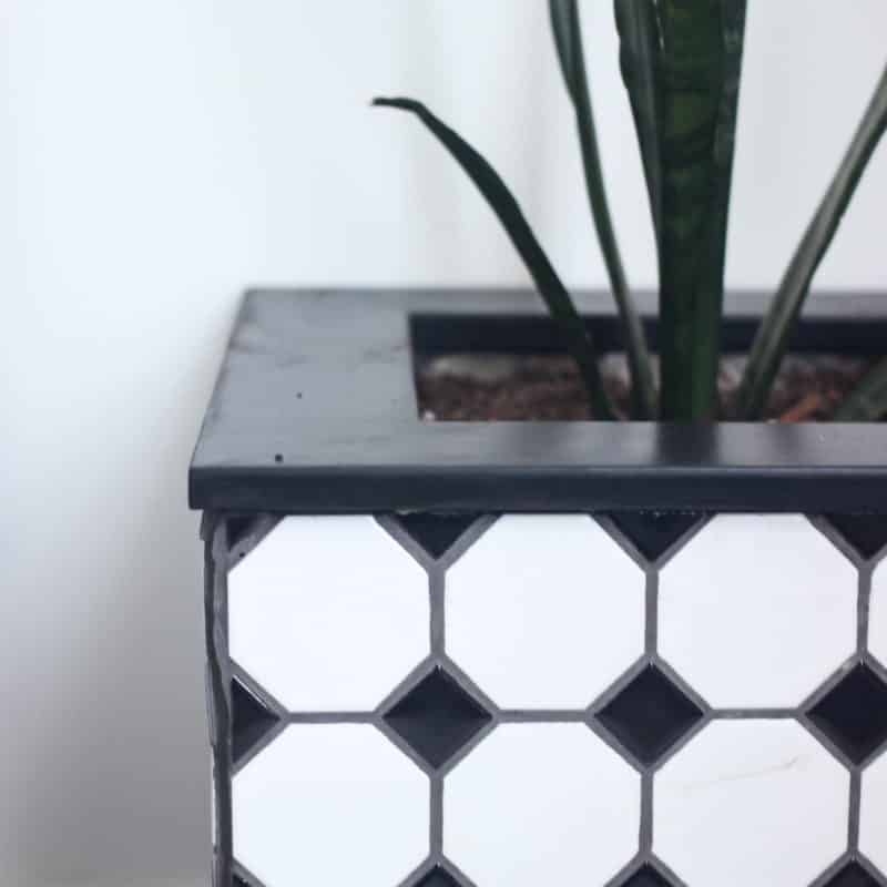 Beautiful ideas to make your own modern tiled planters! Love the beautiful black and white tiles from Jeffrey Court Tile on this modern square planter box! A cheap and clever way to use your leftover tiles.
