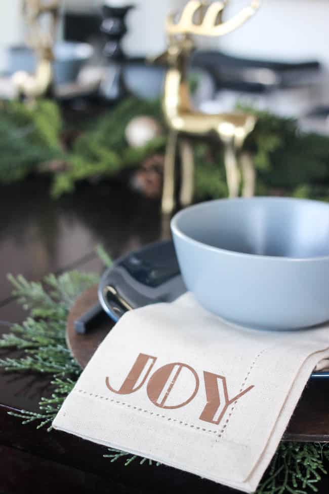 Beautiful holiday napkins! Use iron-on to add a simple, personalized design to any linen or cloth napkins with your Cricut! Love this modern DIY idea for Christmas! 
