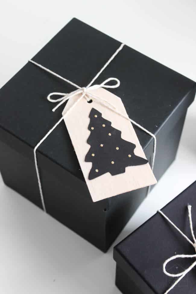 Beautiful wooden gift tags for Christmas or New Years. Love the simple modern designs. You can easily recreate them in just a few minutes! Black and gold are the perfect colours for a New Years Eve party! 