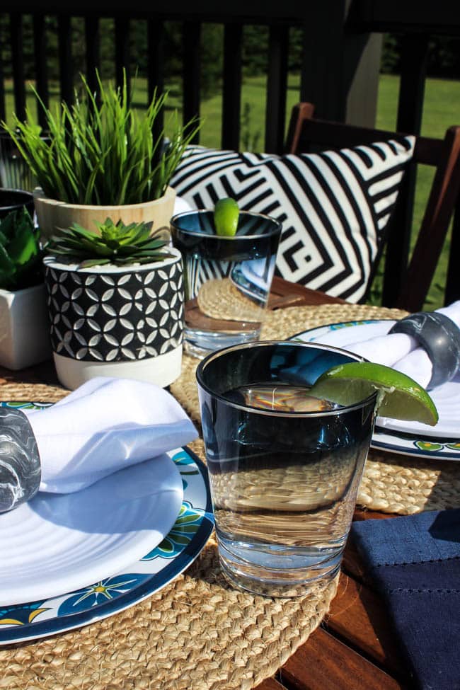 Create an easy outdoor dining tablescape with a few beautiful summer pieces! Love the floral patterned melamine plates on this summery table setting and the simple centrepiece! 