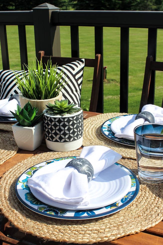 Create an easy outdoor dining tablescape with a few beautiful summer pieces! Love the floral patterned melamine plates on this summery table setting and the simple centrepiece! 