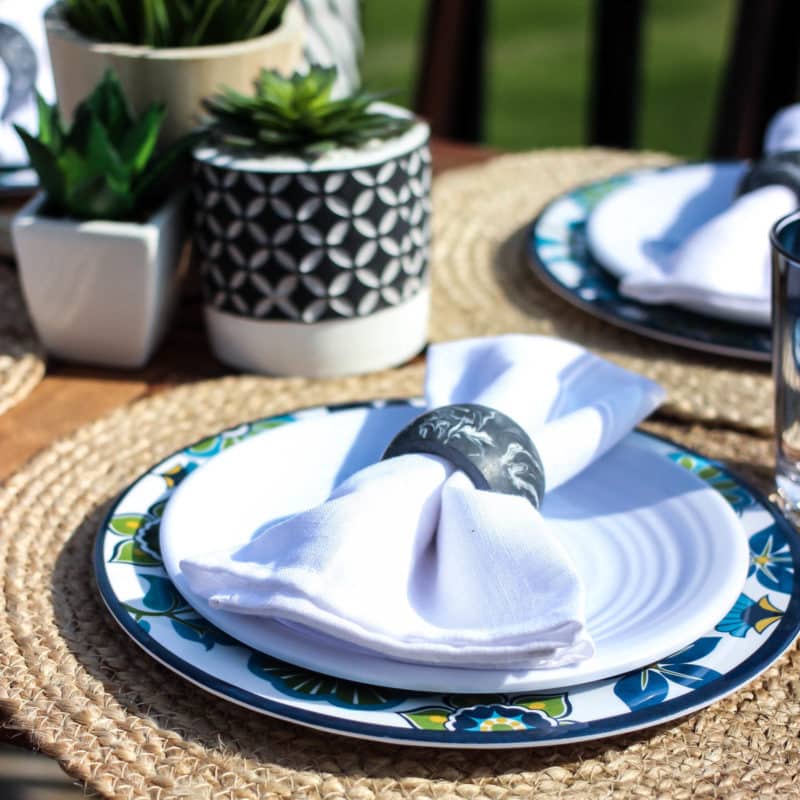 Create an easy outdoor dining tablescape with a few beautiful summer pieces! Love the floral patterned melamine plates on this summery table setting and the simple centrepiece!