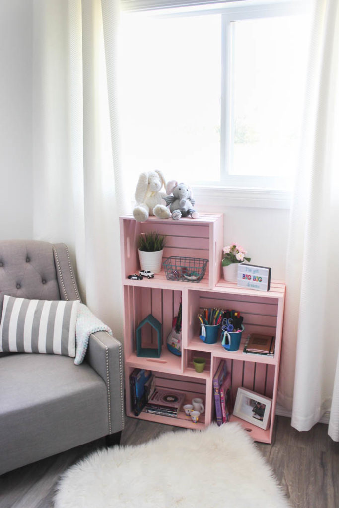 Wow! Amazing crate bookshelf idea! Use wooden crates and spray paint in a unique way to make some beautiful home decor for your child's bedroom or nursery! Love this pick colour for a girl's room! Pretty and pink :) 