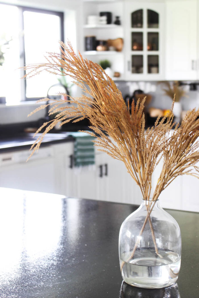 Modern Fall Home Tour! Beautiful natural ways to add fall decor into your kitchen and dining rooms! Pops of yellow and orange really make this home feel cozy for autumn!
