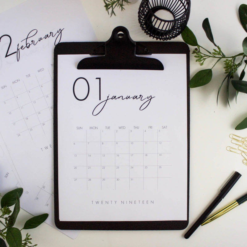 Grab your FREE 2019 Calendar Printable. LOVE the design of these beautiful, modern calendars! Grab yours and stay organized this year! #calendar #organization #2019 #monthlycalendar #free #freeprintable