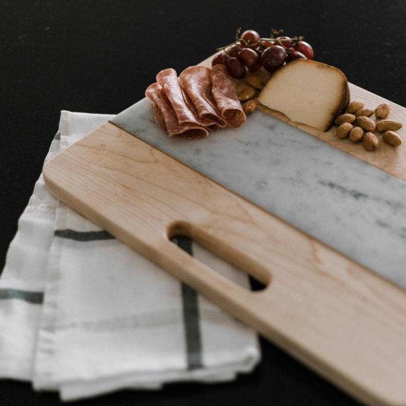 A beautiful DIY Cutting Board! Love this wood and marble cutting board. Such a simple idea and a great way to use leftover tile! #leftovertile #woodworking #DIY #kitchendecor #modernkitchen