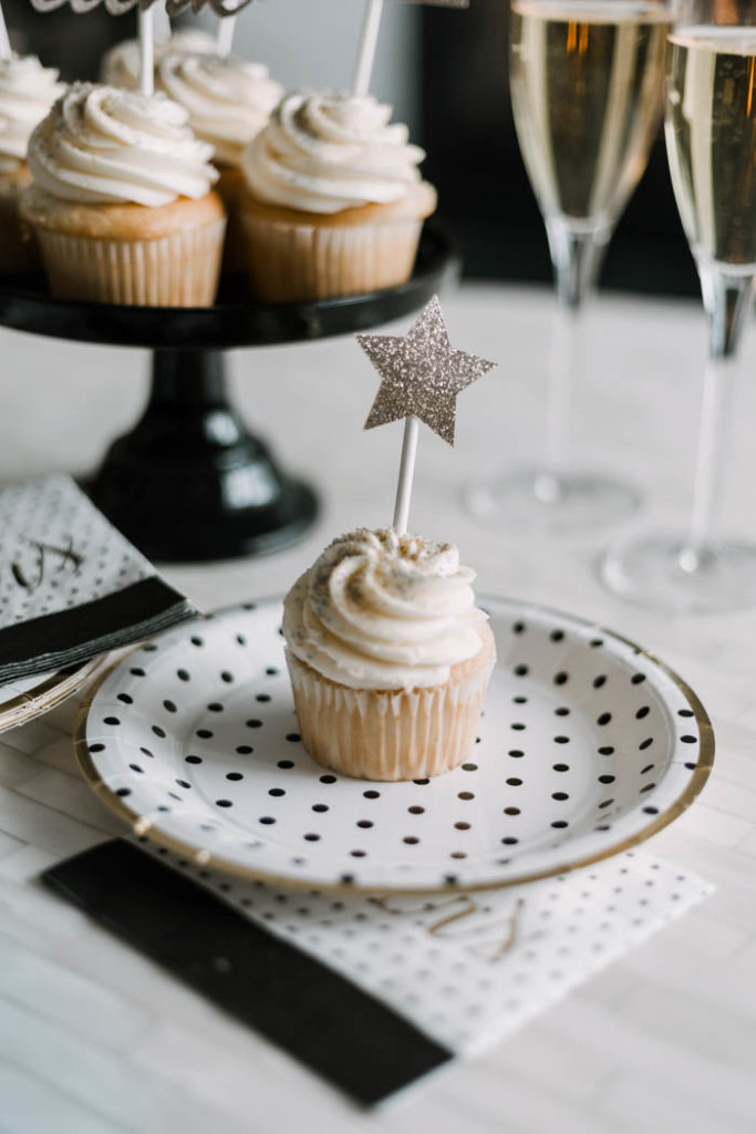 Perfect New Years Cupcake Toppers! Love these gold toppers for a Gold, Black and White New Years Eve Party! Easy to make with the Cricut! #NewYears #gold #party #cupcaketoppers