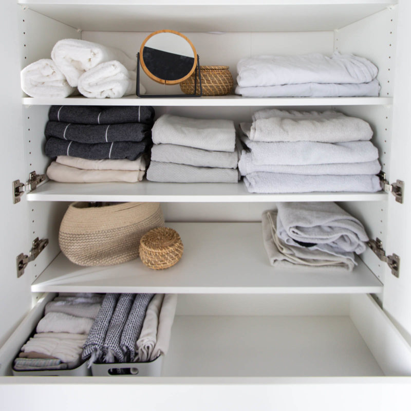 A beautifully organized linen closet in 7 quick steps! Looking to add some organization to your linen closet? These easy tips and tricks will help your linen cabinet stay organized. #organization #konmari #linencloset