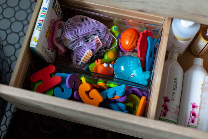 Storage for kids' bath toys. Beautifully organized bathroom! Love these 5 great tips for organizing your drawers. So many practical and functional ideas for how to organize with just a few items. Beautiful stylish organization! #organization #bathroomorganization #modernbathroom #homeorganization