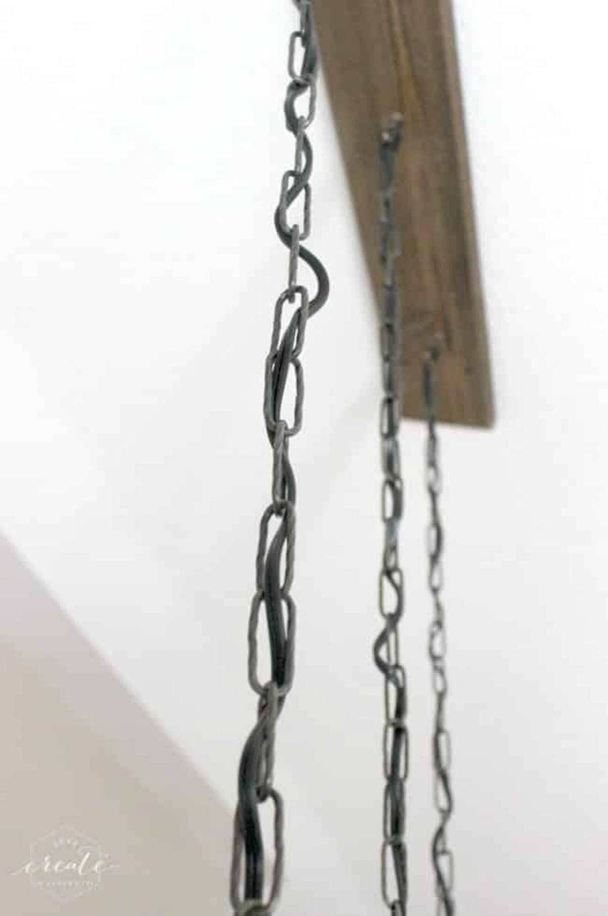 Image of chain holding the industrial pendant light