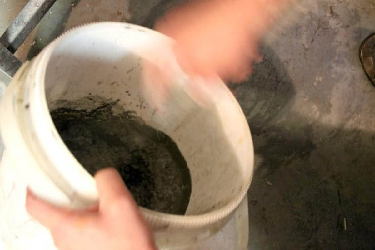 Stirring the concrete mixture