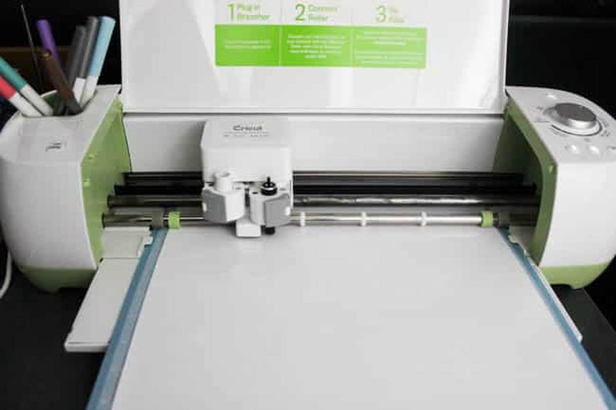 Cutting the design for the modern canvas art with the cricut machine