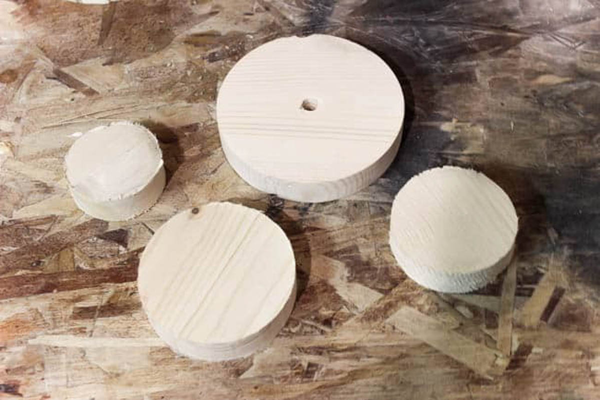 Wooden circles for the DIY wall hooks