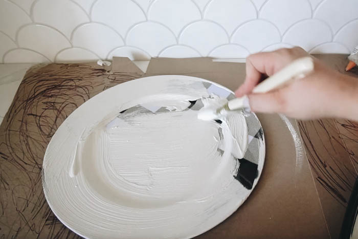 painting charger with baking soda and paint mixture