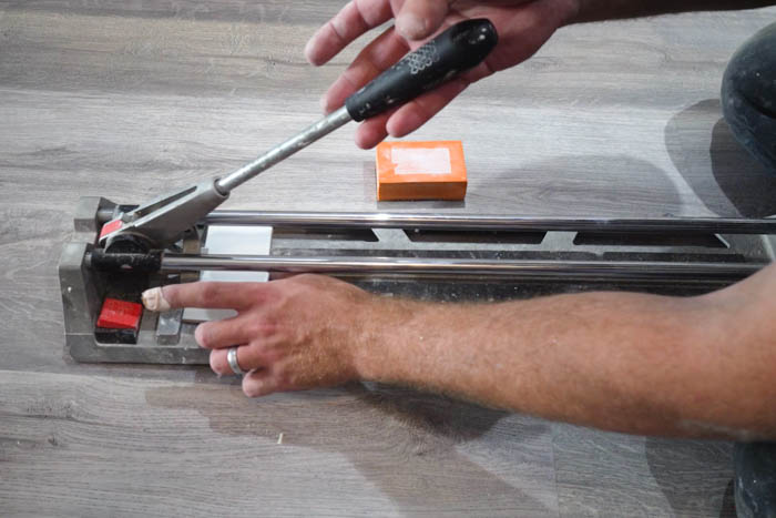 using a manual tile cutter